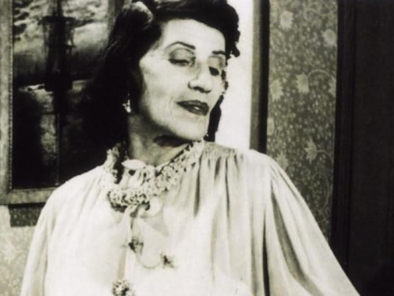 Το 1938 ετοιμάζαμε στο Θέατρο Ιντεάλ
μια μουσική κωμωδία.

Ο θίασος είχε συμπληρωθεί.Μας έλειπε,
όμως,μια καρατερίστα. 

Θέλαμε μια λαϊκή γυναίκα που θα έκανε το ρόλο
της κουτσομπόλας.

Υπήρχε ένα καφενείο,
το ''Στέμμα'', ακριβώς
στην πλατεία Ομονοίας
και Μαρίκας Κοτοπούλη