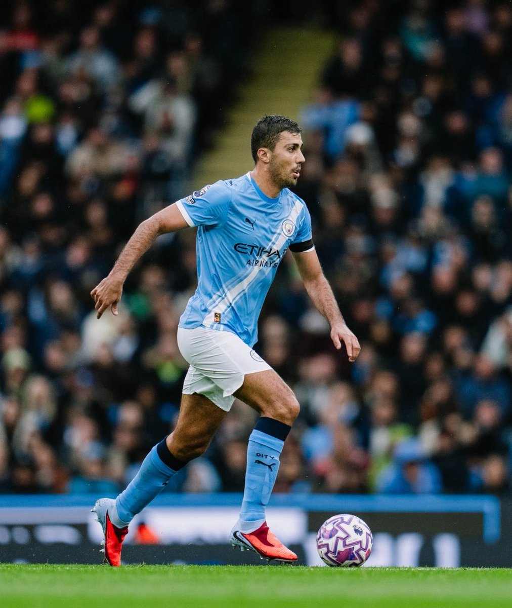 تا اومد روند بازی تغیر کرد تیم خطرناک تر شد، فقط بدشانسی مانع گل زنی تیم شد،
مضدومیت طولانی حتی مقداری از کیفیت بهترین هافبک جهان کم نکرده...