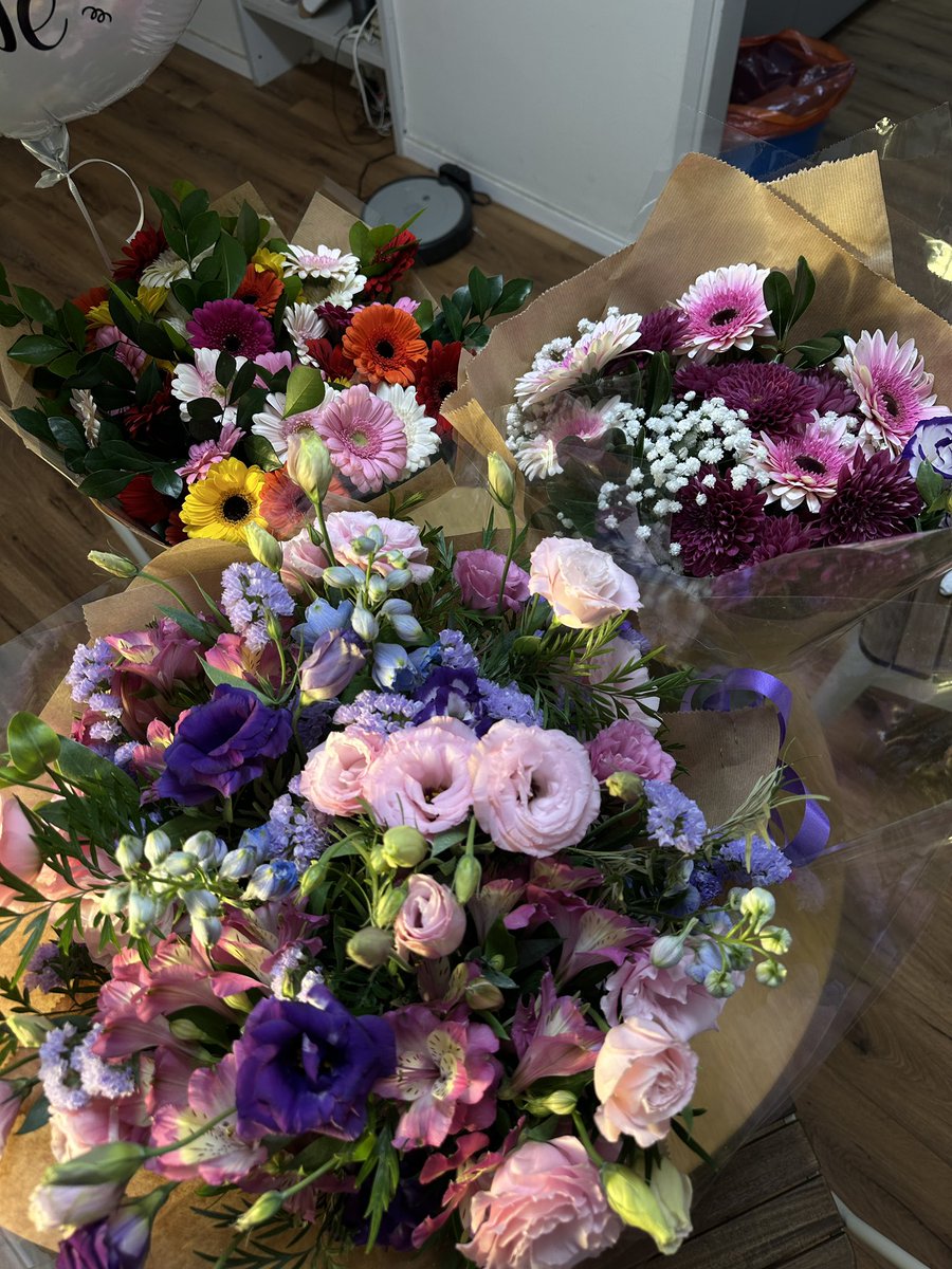 יש לי בלונים בפרופיל ומלא פרחים בבית