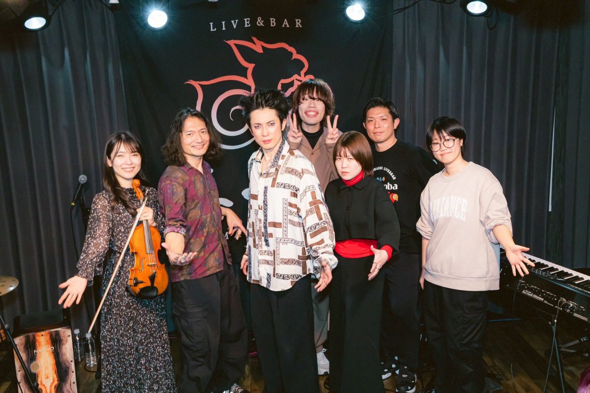 sugimotolalala's tweet photo. 100回歌い切れたぞ！
KAZU、はらいくま、小夜子
清原ありさ、真心場��長の和樹
スタッフたち
なによりお前たちの熱い応援のおかげだ！
本当に、本当にありがとうだ！！

#ゴライコー100回歌唱

Photo by @daiki0123_photo https://t.co/jUH7kFBRGk