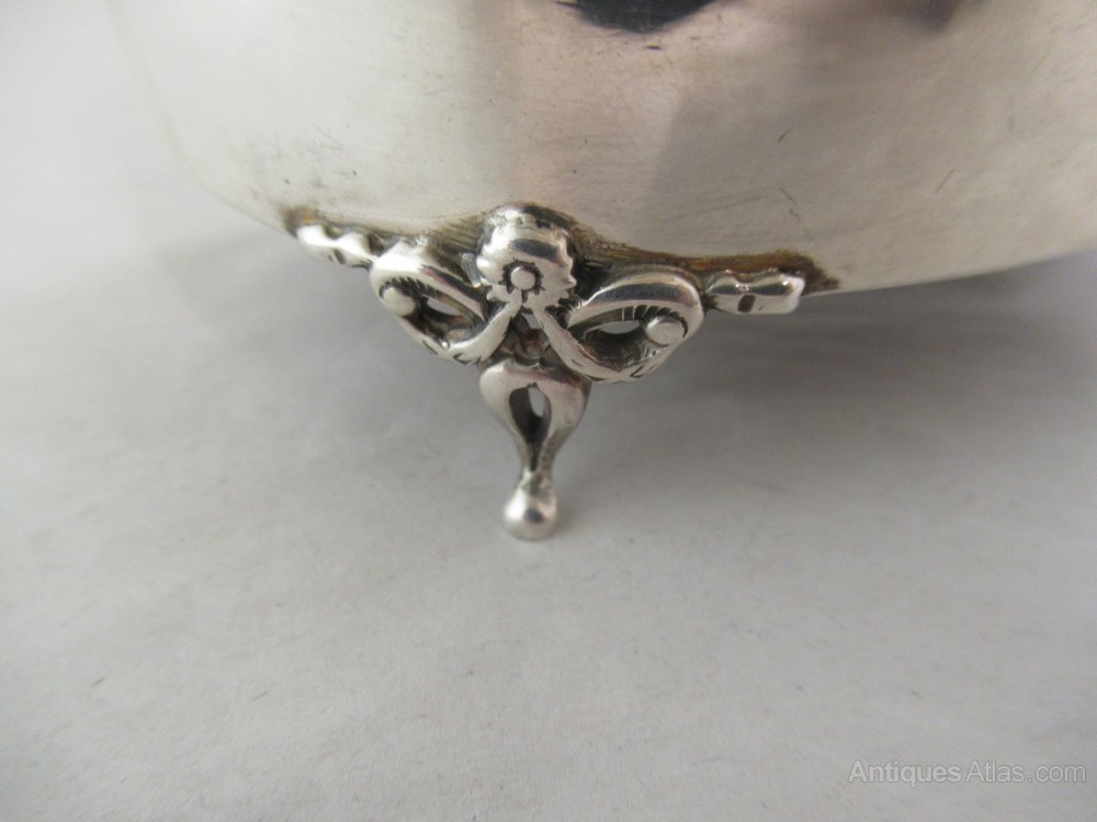 antiques_atlas's tweet image. Selling  on Antiques Atlas we have
Emma Design - Antique Silver antiques-atlas.com/emmadesign/ 
Recently listed items for sale include this
Silver &amp;amp; Piquet Ring Box Hallmark-Birmingham 1915 #antiquesilver #antiquesilverbox #vintagesilver #antiquesilverware