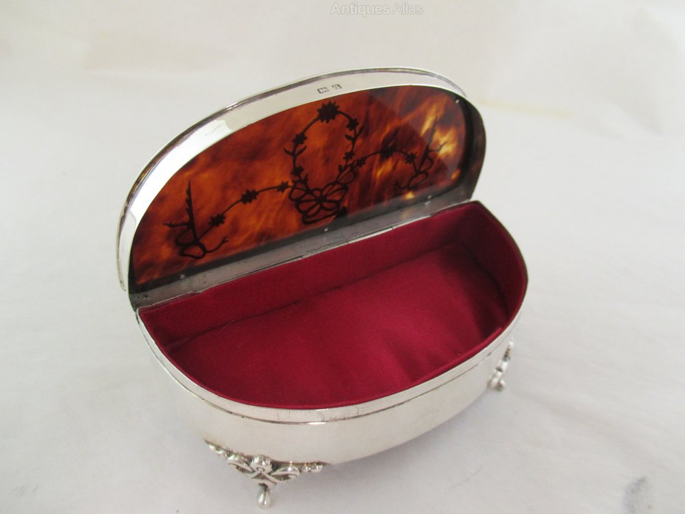 antiques_atlas's tweet image. Selling  on Antiques Atlas we have
Emma Design - Antique Silver antiques-atlas.com/emmadesign/ 
Recently listed items for sale include this
Silver &amp;amp; Piquet Ring Box Hallmark-Birmingham 1915 #antiquesilver #antiquesilverbox #vintagesilver #antiquesilverware
