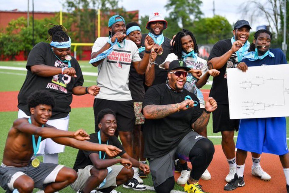 D_billsfan's tweet image. ITS DOUBLE VOTE DAY!!! Do your thing #BillsMafia @DionsDreamers @DDawkins66 
RT to vote 🔥 
#WPMOYChallenge+ Dion Dawkins