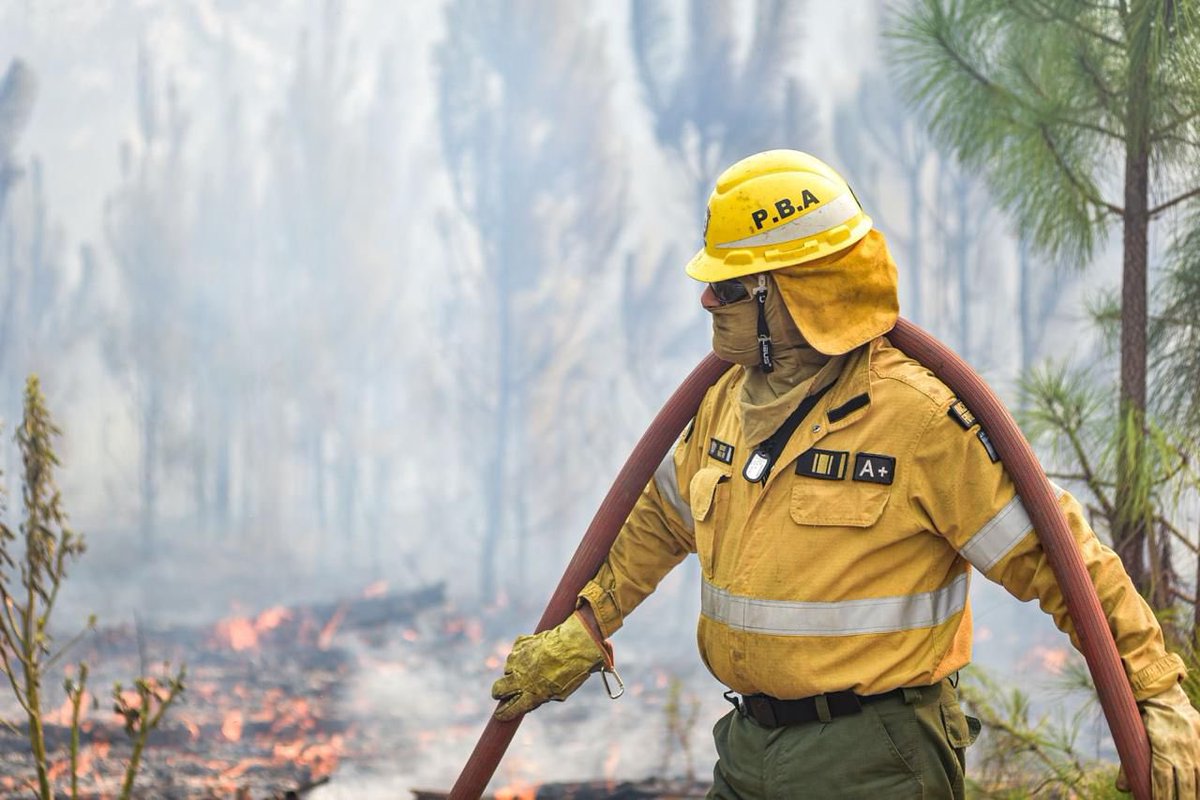 🚒 | Destacamos el enorme trabajo de los bomberos de la Provincia de Buenos Aires, tanto voluntarios como de la Policía, que durante los últimos días enfrentaron incendios en distintos puntos del territorio provincial.