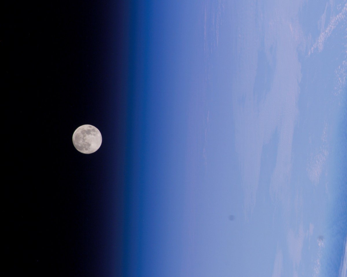 NASAAmes's tweet image. Rising into the new year 🌕

The first full moon of the year, the Wolf Moon, will light up the sky at dusk tomorrow, Jan. 3. It’s also the first of three supermoons in 2026!