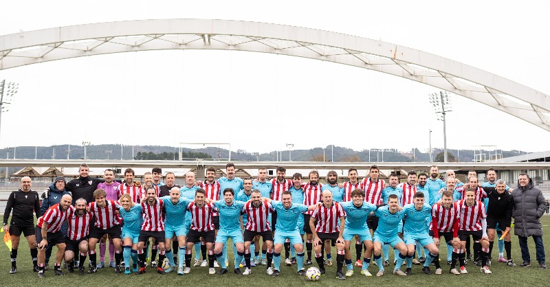AthleticClub's tweet photo. 😄 Ambiente excepcional en el tradicional partido entre periodistas y empleados del Athletic Club disputado este mediodía en Lezama.  

🎄 Urte berri on guztioi!

#AthleticClub 🦁