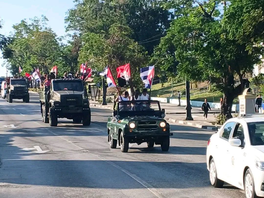 🇨🇺Como ya es tradición La Caravana de la Libertad inició su recorrido en la Ciudad Héroe este 2 de enero, el próximo día 8 estará haciendo entrada triunfal en La Habana. 
Jóvenes de todo el país reeditarán el recorrido de los combatientes de la libertad.
#100AñosConFidel
