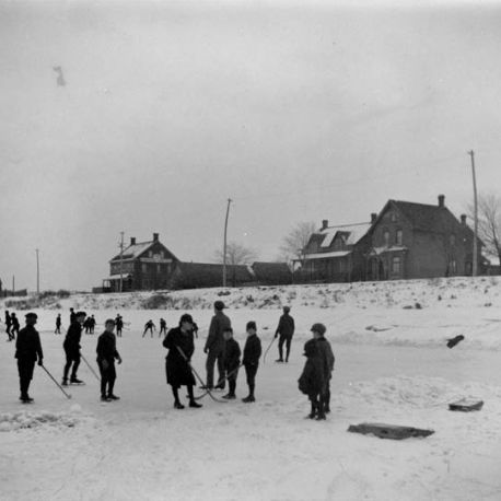 CraigBaird's tweet image. It is is the world's largest skating rink, with a total length of 7.8 kilometres.
Each winter, thousands of people come out to skate, play hockey and enjoy the outdoors in Canada's capital on it.
This is the story of the Rideau Canal Skateway!

The story of the skateway begins in…