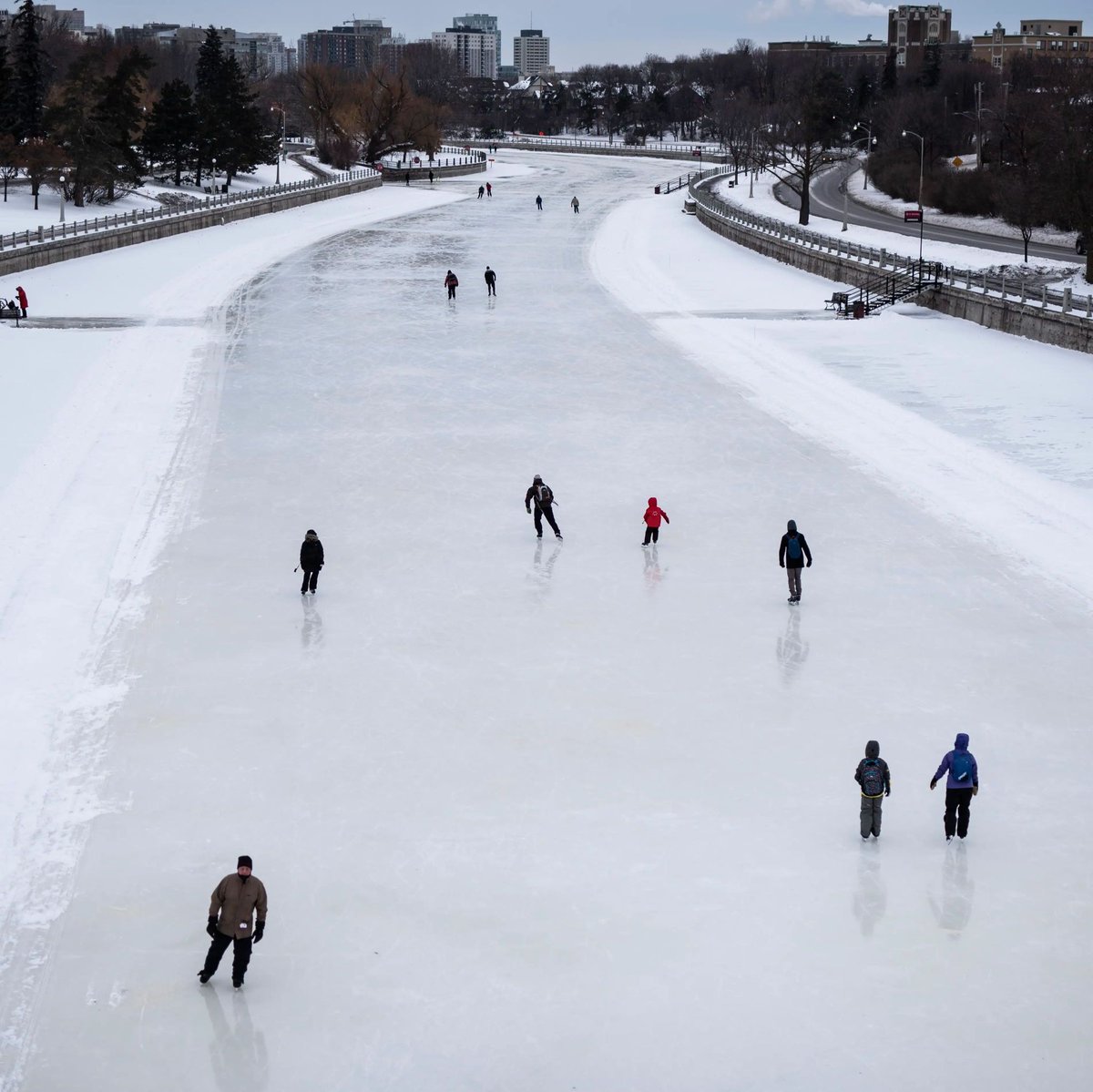CraigBaird's tweet image. It is is the world's largest skating rink, with a total length of 7.8 kilometres.
Each winter, thousands of people come out to skate, play hockey and enjoy the outdoors in Canada's capital on it.
This is the story of the Rideau Canal Skateway!

The story of the skateway begins in…