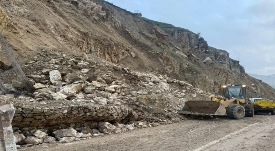 الاشغال: انهيارات صخرية تغلق طريق العارضة - دير علا 