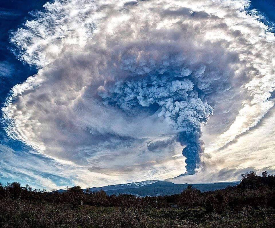 BigBangSciCom's tweet image. L'éruption de l'Etna du 26/12/2018 photographiée par Ben Boukhtache 🌋😍

#volcan #Etna #Terre #volcano #nature #naturelovers #géologie #geology