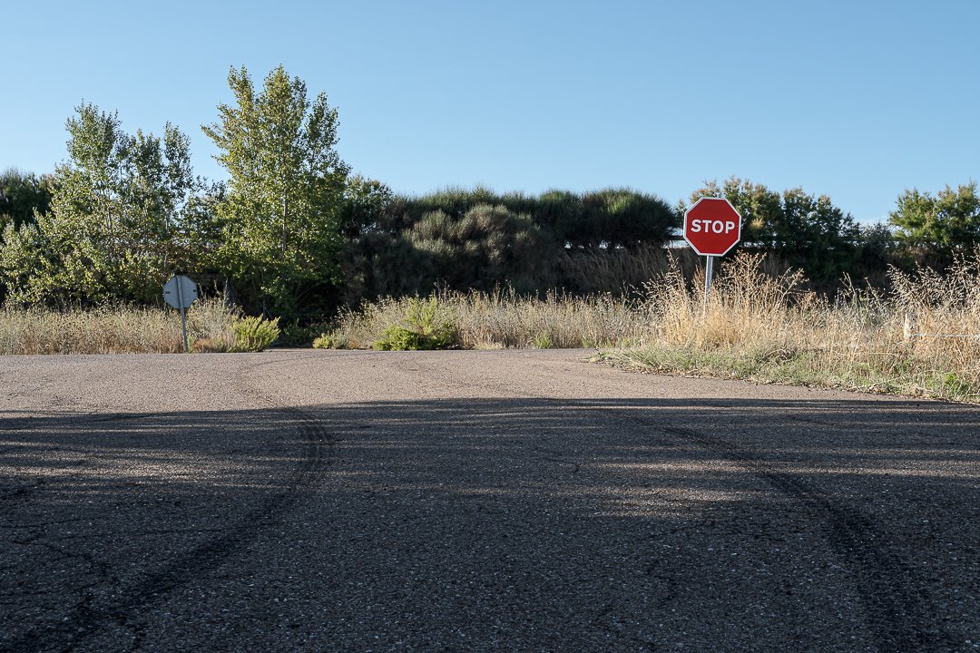 Sirva esta imagen de  metáfora para mostrar los días en los que nos encontramos. Salimos  derrapando de 2025 (no ha sido un gran año…) para entrar, previo  cumplimiento de un *stop*, en 2026. Esperemos que sea un año con mejores  calidades.