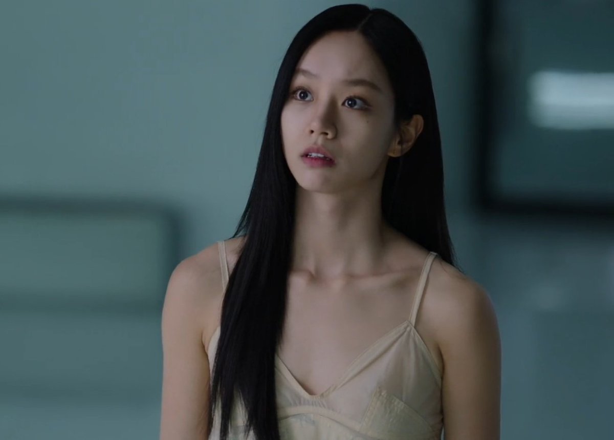 subin_media's tweet photo. Face card &amp; collarbones could start a war. https://t.co/jZJ9AsWEZL