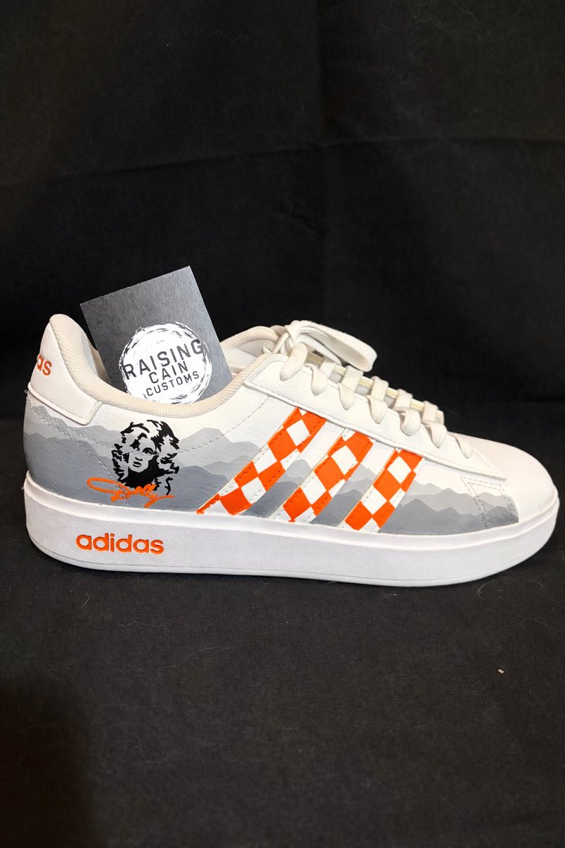 RaisingCustoms's tweet image. Classic Adidas, reimagined with Smoky Mountain grays, Tennessee orange checkerboard stripes, and a hand-painted Dolly-inspired portrait for that unmistakable Southern icon energy. One-of-a-kind…Just like Dolly. ✨

#CustomSneakers #AdidasCustom #TennesseeStyle #DollyInspired