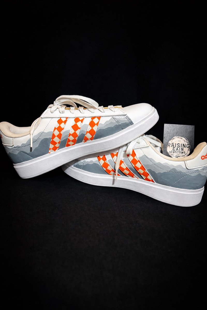RaisingCustoms's tweet image. Classic Adidas, reimagined with Smoky Mountain grays, Tennessee orange checkerboard stripes, and a hand-painted Dolly-inspired portrait for that unmistakable Southern icon energy. One-of-a-kind…Just like Dolly. ✨

#CustomSneakers #AdidasCustom #TennesseeStyle #DollyInspired