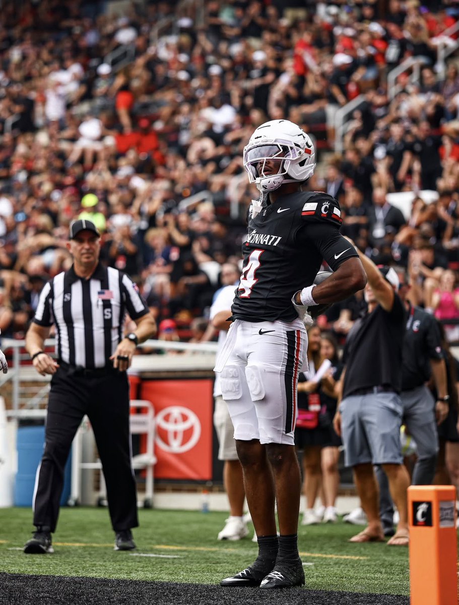 Blessed to receive an  opportunity from the University of Cincinnati 🙏🏾 <a href="/GoBearcatsFB/">Cincinnati Football</a>
