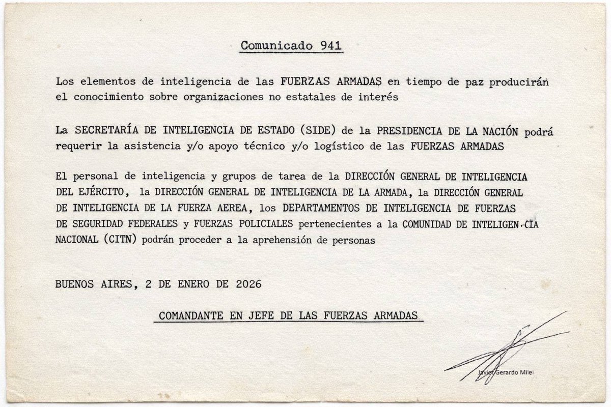 "Si esto no es una dictadura
¿Qué es?, ¿qué es?"