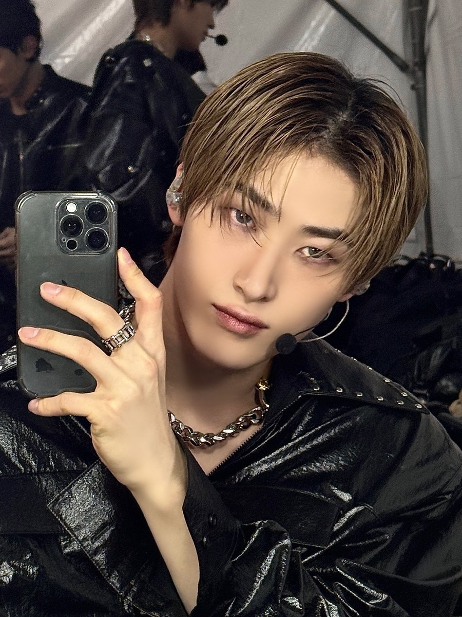 [#유민]
으르렁대😠🖤

#ALL_H_OURS #올아워즈
#YOUMIN #유민