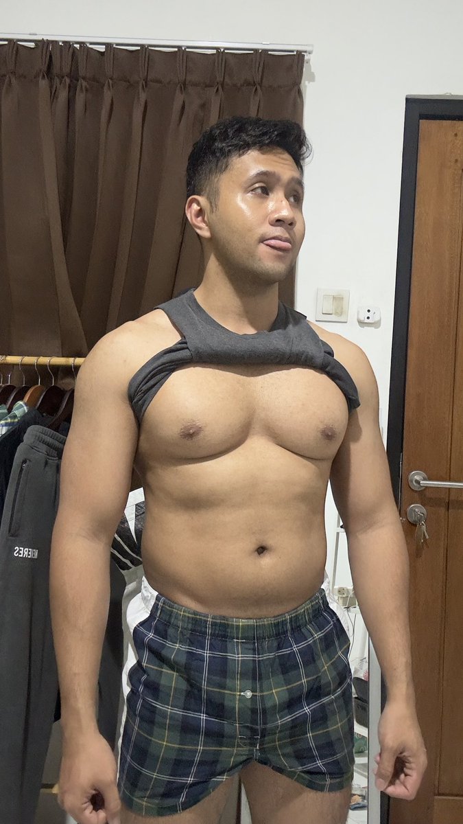 builtstrong24's tweet image. 😋