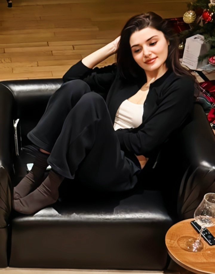 Effortless beauty, endless charm 🌸🍷🤍✨ 

Hello, Miyy!!🫠

#HandeErçel