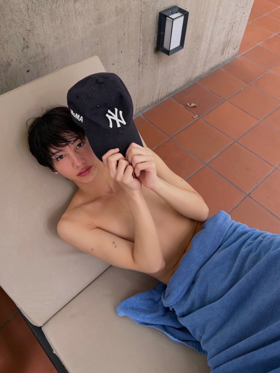 offxgunx's tweet image. no puedo dejar de apreciar lo hermoso que se ve en estas fotos, parece un muñequito