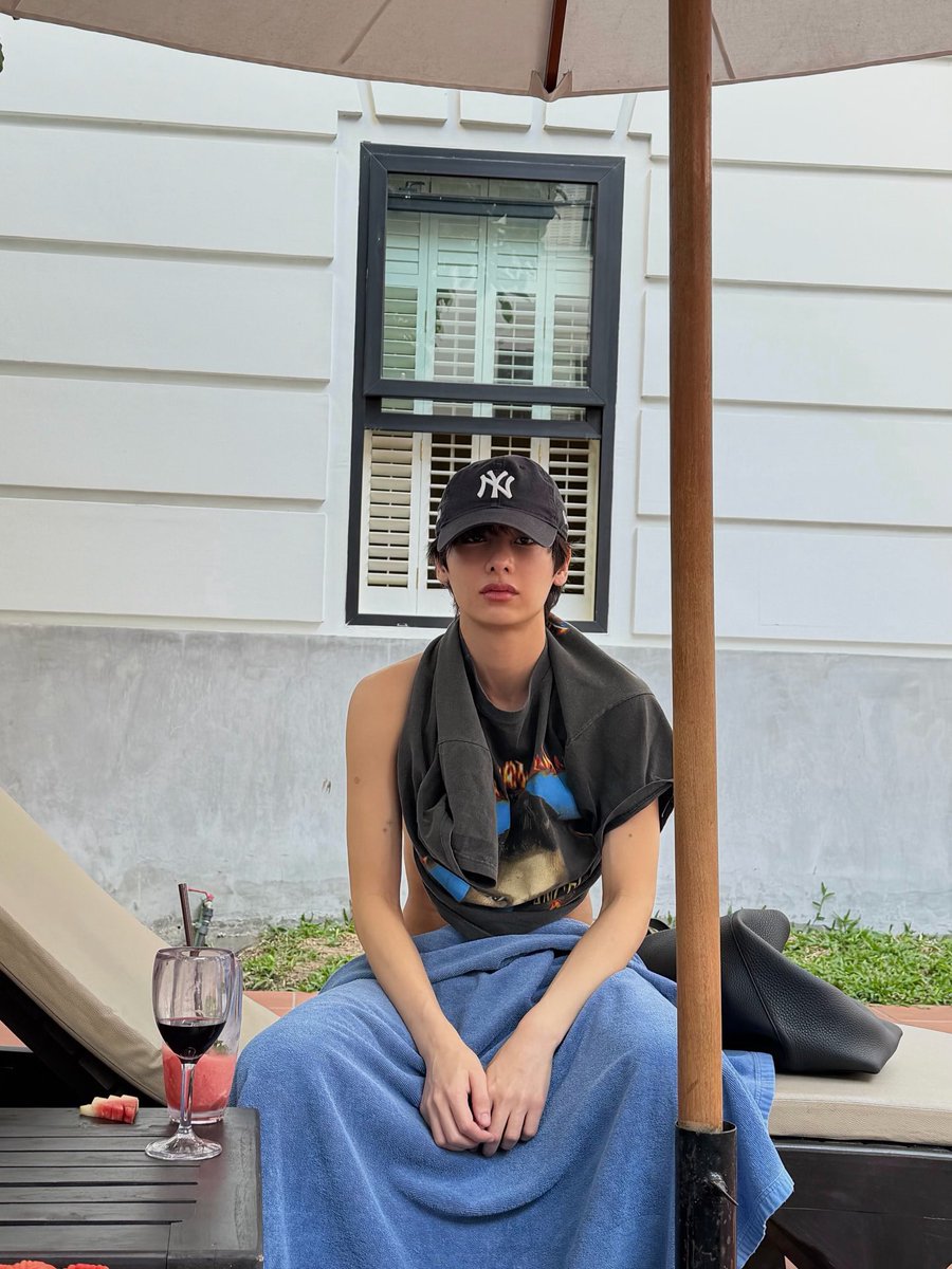 offxgunx's tweet image. no puedo dejar de apreciar lo hermoso que se ve en estas fotos, parece un muñequito