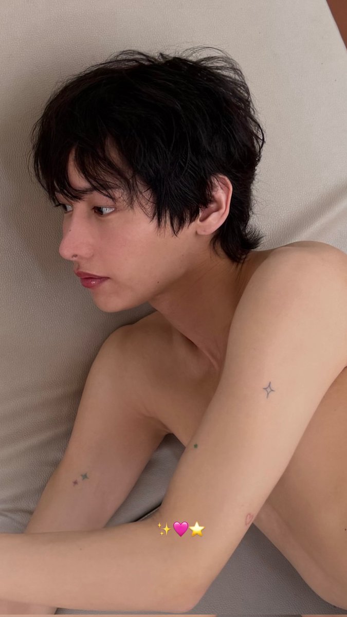 offxgunx's tweet image. no puedo dejar de apreciar lo hermoso que se ve en estas fotos, parece un muñequito