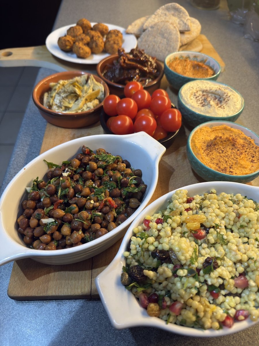 kidnapped_teddy's tweet image. And a #Vegan Mezze

Sweet potato pakora
Giant couscous with Lemon, pomegranate, capers &amp;amp; coriander 
Black chickpeas with French herbs
Sundried tomatoes 
Artichokes 
Tomato 
Muhammara 
Hummus
Olives

#VeganAF
Some made, some shop bought.