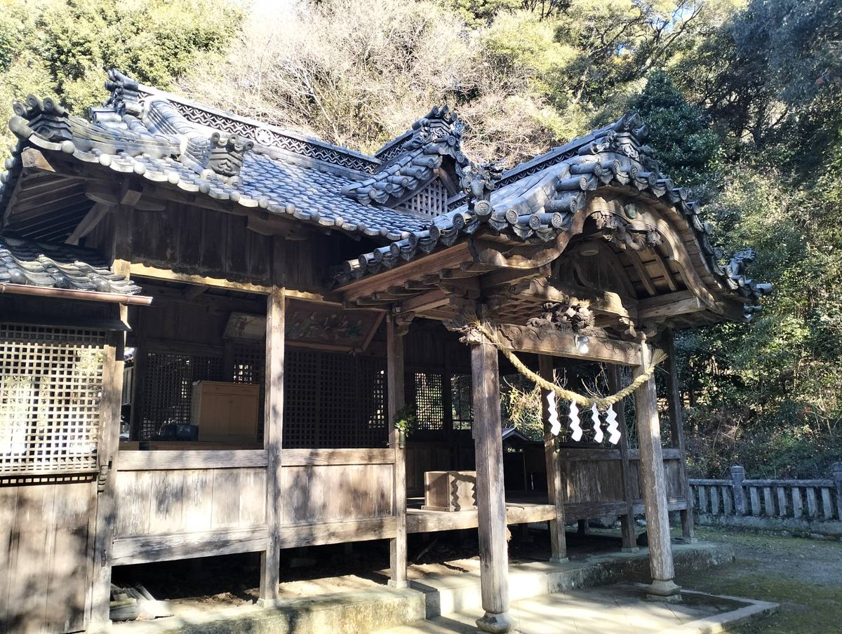 大鳥圭介の生まれた岩木の鎮守の神社、岩木大避神社へお参り。
地域の方が作られた見事な門松で鳥居が飾られています。お正月に神事があり４日まで電灯が灯されているとのことです。