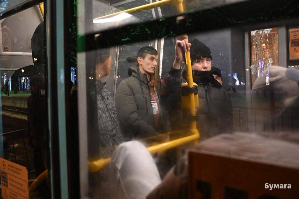 paperpaper_ru's tweet image. Больше тысячи человек задержали в новогоднюю ночь в ходе антимигрантских рейдов

По данным «Фонтанки», в автобусах и отделах полиции праздник встретили 1054 человека. Протоколы составили на 225 задержанных, еще 829 человек отпустили без протокола.

Антимигрантские рейды в…