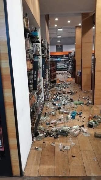 Gposiadeoficial's tweet photo. Sismo de 6.5 sacude San Marcos, Guerrero; primeras imágenes 

San Marcos, Guerrero.— Un s¡smo de magnitud 6.5 se registró en el municipio de San Marcos, en la Costa Chica de Guerrero, dejando a su paso af3ctaci0nes visibles en viviendas y estructuras de la zona.

Las primeras imágenes capt@das tras el movimiento telúrico muestran d@ños en algunas construcciones y calles, aunque hasta el momento no se tiene un reporte oficial de v¡ct¡mas o h3r¡dos. Habitantes compartieron fotografías que evidencian grietas en paredes y c@ída de escombros en varios puntos del municipio.

El sismo, percibido también en localidades cercanas de la región, generó alarma entre la población, que de manera preventiva evacuó algunas viviendas y espacios públicos. Aut0ridad3s locales activaron protocolos de revisión y evaluación de d@ños, así como acciones de protección civil para garantizar la s3gur¡dad de los ciudadanos.