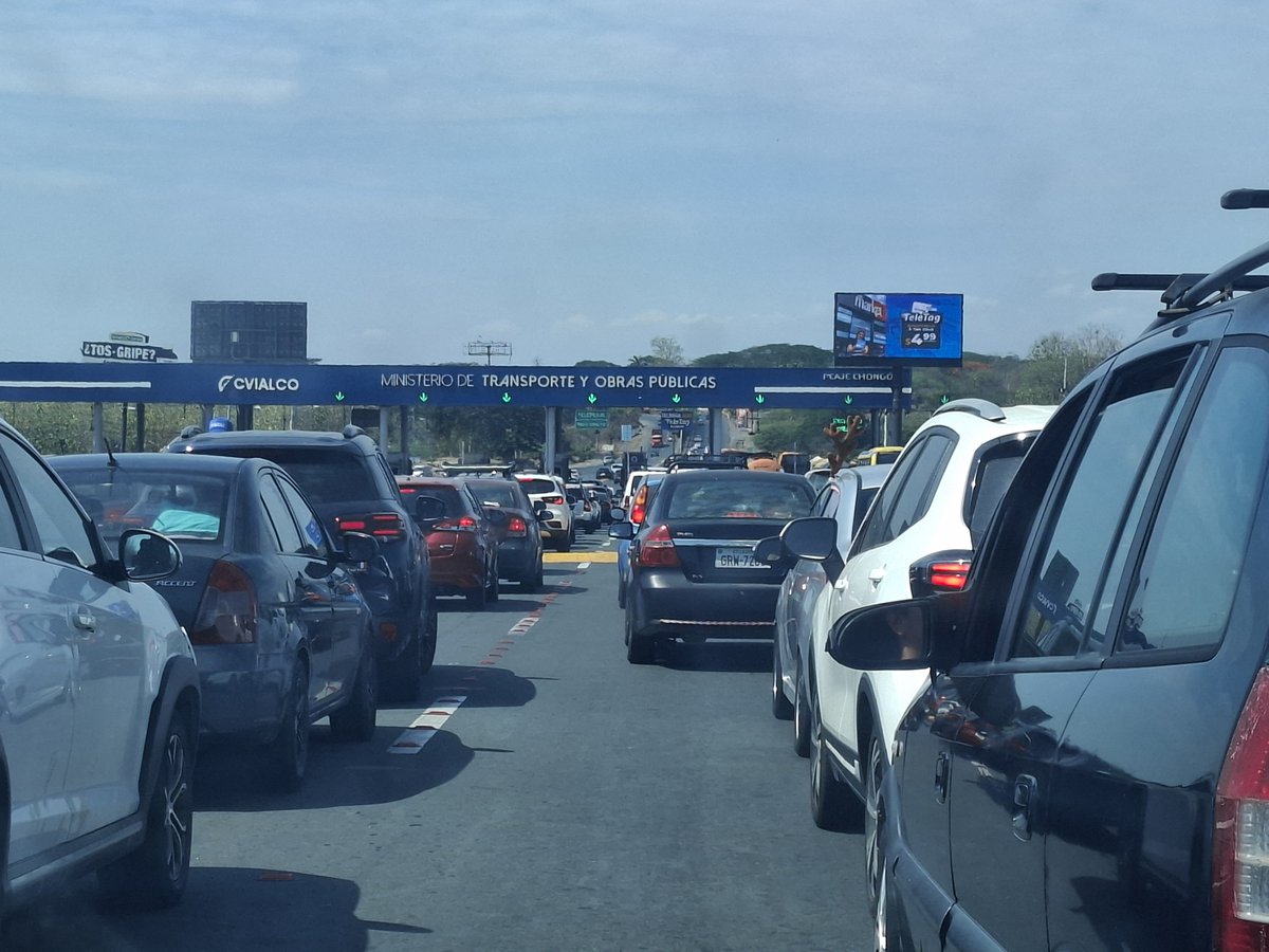 Lamentable! 
Mientras la ATM se saca la madre con full vigilantes desplegados en la via a la costa para agilizar el tránsito, la CTE tiene 8 carriles del peaje ocupados haciendo revisión.
Esta gente en vez de ayudar, empeora el tránsito.