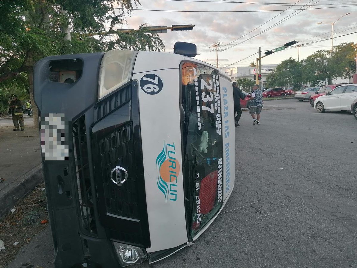 🚨VUELCA COMBI
Una menor de edad resultó lesionada tras un accidente en el que una van de transporte público terminó volcada sobre la avenida Diagonal Tulum, en Cancún.

<a href="/AlejandroRosel7/">ALEJANDRO ROSEL</a> <a href="/javbrimo/">Javier Brito</a> 
👇🧵