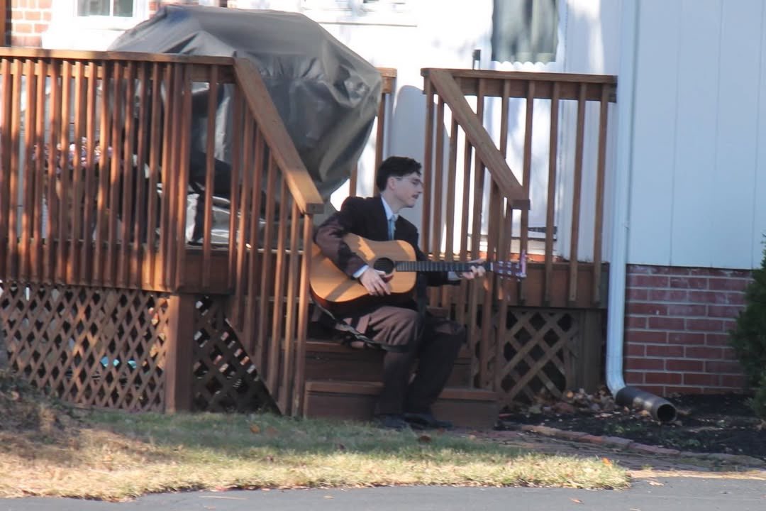 timotheenation's tweet image. Timothée Chalamet with a guitar on the set of ‘Marty Supreme’. 🤍