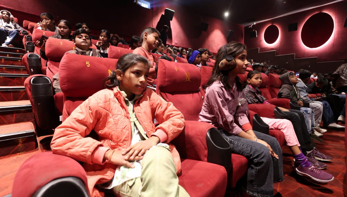 <a href="/SinghVikra78658/">vikram singh</a> लखनऊ - लखनऊ की हज़रतगंज पुलिस ने 140 बच्ची-बच्चो को नोवेल्टी लालबाग सिनेमाघर मे भारतीय सेना के सौर्य को प्रदर्शित करने वाली फ़िल्म *21* दिखाई,आज सिनेमाघर की पूरी ऑडी को बुक कर पुलिस ने बच्चो को फ़िल्म दिखाई,