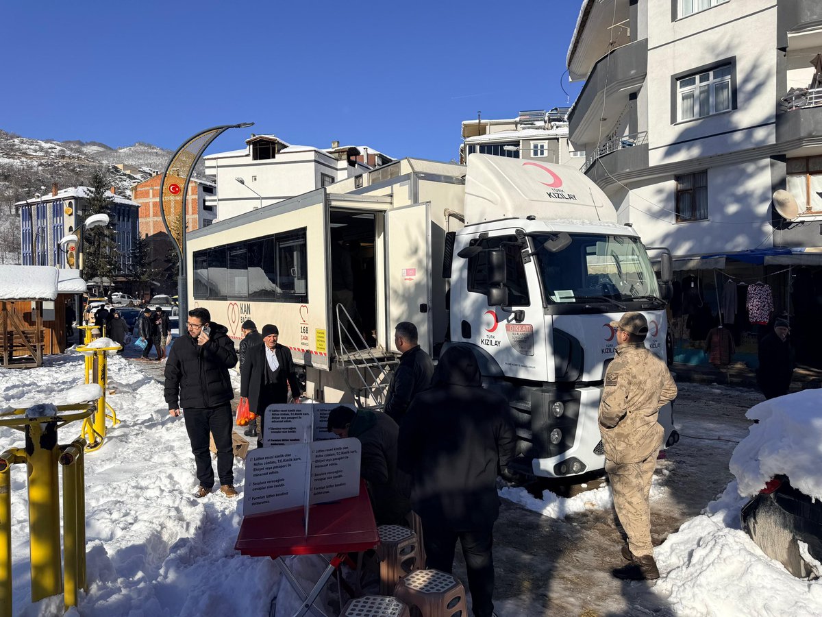 Kaymakamımız Sayın Halil İbrahim AKIN, vatandaşlarımızla birlikte kan bağışında bulunmuştur. Toplumsal dayanışmanın ve gönüllülüğün güzel bir örneğinin sergilendiği etkinlikte, kan bağışının hayati önemi bir kez daha vurgulanmış; vatandaşlarımız kan vermeye davet edilmiştir.