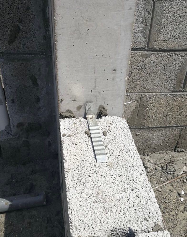 قبل توقيع عقد المقاول… انتبه لهالنقاط في مباني الجدران 👌
إهمالها يكلّفك تشققات وشروخ لاحقًا.

▪️ اشترط تكحيل البلوك كامل
تعبئة كل الفواصل الأفقية والرأسية بالخلطة الإسمنتية

▪️ تأكد من تداخل البلوك بالزوايا (عاشق ومعشوق)
أهم نقطة لمنع تشققات زوايا الغرف

▪️ رص البلوك الصحيح
كل