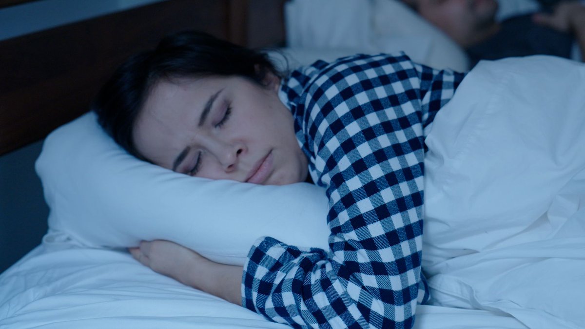 تشعر بألم في رقبتك وتتساءل ما إذا كانت وسادتك هي السبب؟ إليك ما يجب أن تختاره عند عملية الشراء 