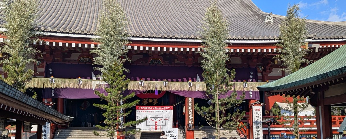 本日は浅草浅草寺に初詣に行ってきました！！
昼間は快晴だったのに夜はまさかの雪
因みに近所は積り始めてます…
風邪を引かないように身体を暖めて過ごさないと