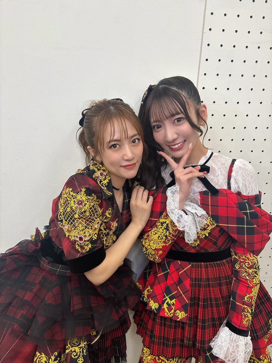 kasumin_akb48's tweet photo. 前田敦子さん、高橋みなみさん、大島優子さん、指原莉乃さんとお写真を撮っていただきました。

20周年同じステージに立つことができ、大きな背中を見て活動できたこと一生忘れません。

学んだことをこれからの活動に活かせるよう頑張ります。
ありがとうございました😭
 #AKB48  
 #AKB48_20thYear https://t.co/N0o2PejtVA