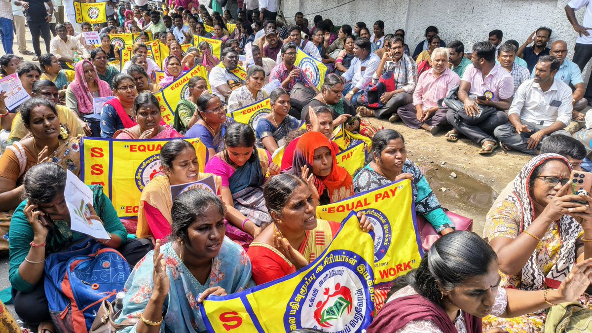 veerabala79's tweet photo. இடைநிலை ஆசிரியர்களுக்கு சம வேலைக்கு சம ஊதியம் வழங்குக.
#Chennai 
#teachersprotest
#policeaction
#protestnews
#sgteachersstrike
#ssta_decporatam_day8
@mkstalin
@Anbil_mahesh
@CMOTamilnadu
@TThenarasu
@Udhaystalin https://t.co/RTiqepUti8