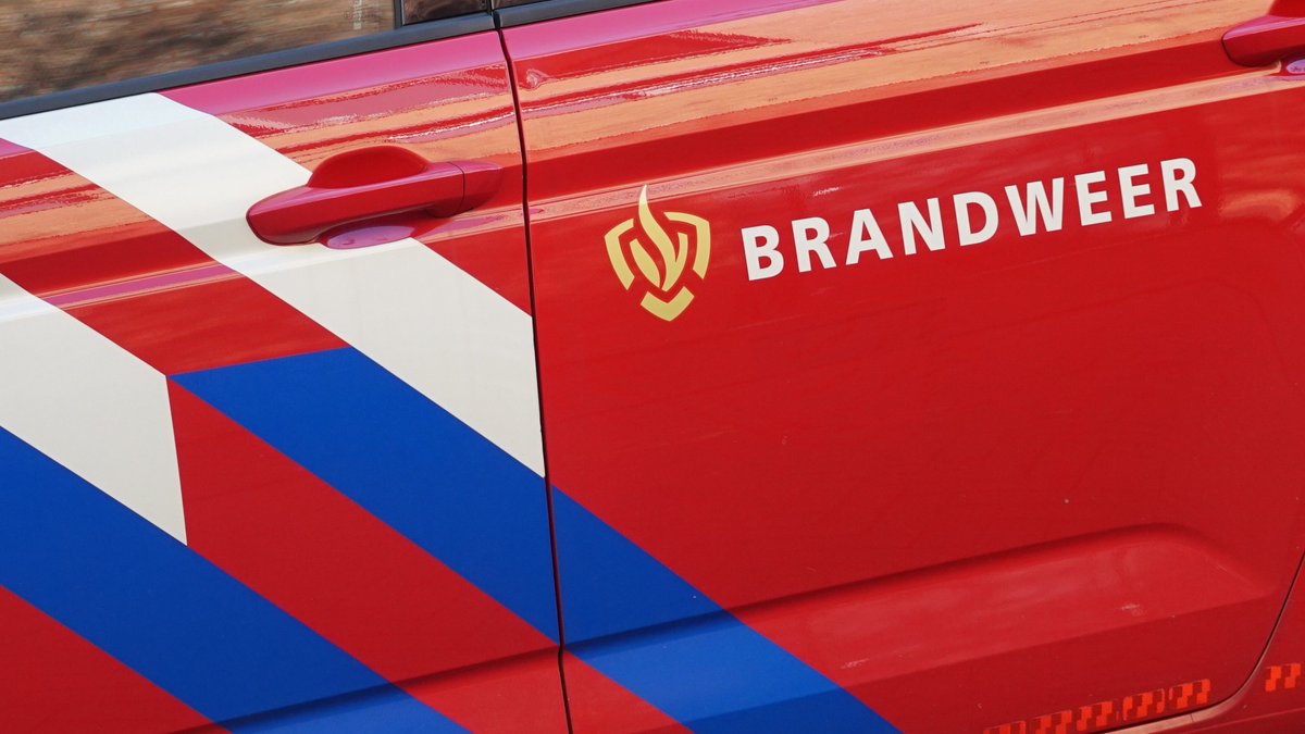 Brandweer bevrijdt meisje uit straatkolk