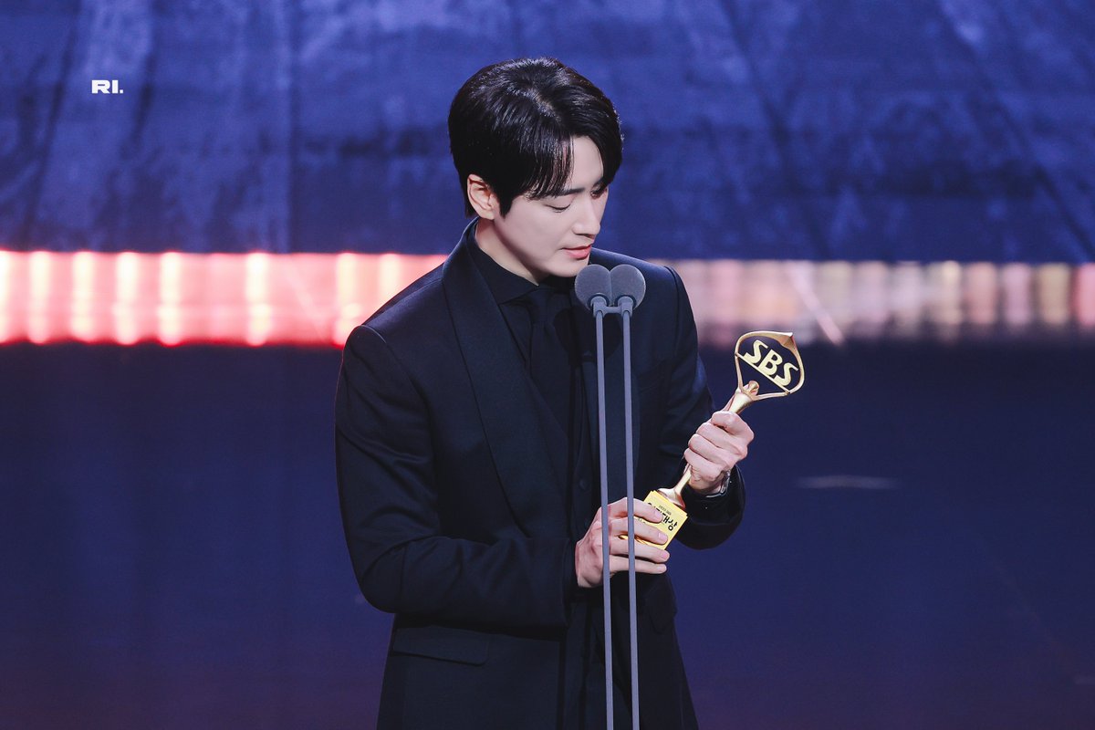 junhyukkkri's tweet photo. 251231 SBS 연기대상 
최우수 연기상 수상 진심으로 축하합니다🤍
#이준혁 #LEEJUNHYUK https://t.co/hRUbs7fFZx
