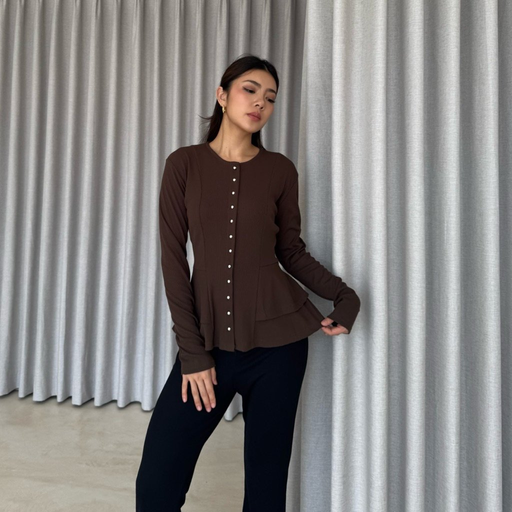 🎀Abba Top🎀
🛒 s.shopee.co.id/BNF21o95o
💸 Rp 80.000 - Rp 90.000
🧱 maroon, taupe, milk, black, burgundy, stone, off white, butter

.
Atasan cardigan peplumknit kancing babydoll button top lengan panjang shopee jenl jaemin movie drama