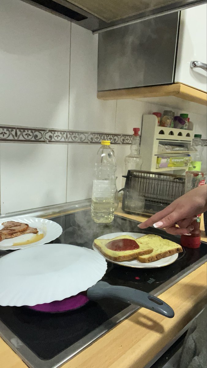 _ccarmeen23's tweet photo. Cocinar hamburguesa pedo es mi mayor hobbie 🤭 https://t.co/3f7vPmqEur