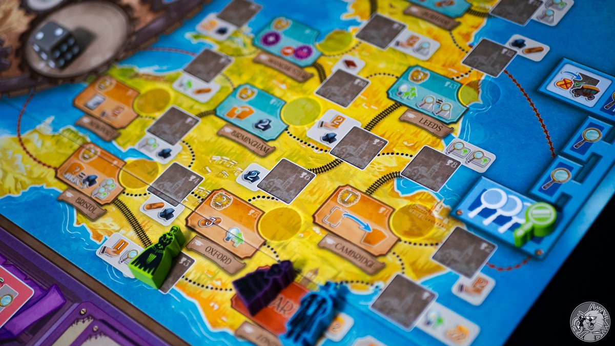 MishiGeek's tweet photo. ADA’S DREAM
👭: 1 a 4
🕐: 60 – 120 minutos
✏️: Toni Lopez
🗒️: @alleycatgames 
🎲: Eurogame – Draft de dados, mayorías, rondel

ADA’S DREAM nos sitúa en la Inglaterra victoriana, colaborando con Ada Lovelace en el desarrollo de su motor analítico. Más allá del contexto histórico, el juego plantea una carrera por construir el prototipo más eficiente, combinando investigación, programación y posicionamiento en distintas áreas de tu tablero, con un marcado peso en la toma de decisiones desde los primeros turnos.

El núcleo del diseño gira en torno al draft de dados en un rondel y, sobre todo, al tempo de cada ronda. La decisión entre colocar dados desde tu almacén (a partir del primero) o draftearlos del rondel es constante, y se vuelve especialmente tentadora cuando aparecen huecos que permiten activar dobles bonificadores. Saber cuándo lanzarte a aprovechar esos espacios vacíos y cuándo asegurar una acción más controlada marca el ritmo de la partida y te requiere de total atención a lo que ocurre en la mesa.

Cada color de los dados afecta a una de las secciones del tablero y dos de estas cuatro secciones se resuelven por mayorías, además de tener un objetivo público variable, lo que introduce una carrera por estas puntuaciones. A esto se suma su sistema de puntuación ligado a tu tablero personal, donde la gestión de operaciones matemáticas y la activación de programas genera muchas posibles combinaciones. Optimizar estas combinaciones, ajustando valores y encadenando efectos, resulta especialmente satisfactorio cuando todo encaja.

Opinión
Es un eurogame que mejora con las partidas. Antes de que me llegase tenía un recuerdo de cuando lo jugué y me generaba dudas, pero sesión tras sesión ha ido creciendo y mejorando. El tempo del draft de dados, la tensión por las mayorías y la forma en la que construyes tu propio sistema de puntuación hacen que disfrute cada partida.

Como puntos a tener en cuenta, tiene una tendencia clara al AP, especialmente cuando el rondel ofrece varias opciones potentes o encadenamos beneficios. Aunque escala bien, personalmente lo he disfrutado más a 3 que a 2. Tengo la sensación de que puede acabar siendo uno de mis euros mecánicos de cabecera de 2025.

Un euro mecánico que recompensa leer el tempo antes que optimizar en automático.