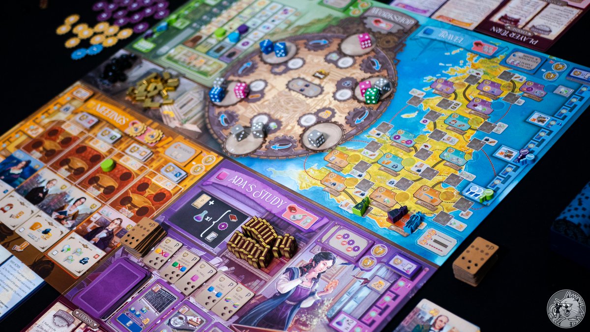 MishiGeek's tweet photo. ADA’S DREAM
👭: 1 a 4
🕐: 60 – 120 minutos
✏️: Toni Lopez
🗒️: @alleycatgames 
🎲: Eurogame – Draft de dados, mayorías, rondel

ADA’S DREAM nos sitúa en la Inglaterra victoriana, colaborando con Ada Lovelace en el desarrollo de su motor analítico. Más allá del contexto histórico, el juego plantea una carrera por construir el prototipo más eficiente, combinando investigación, programación y posicionamiento en distintas áreas de tu tablero, con un marcado peso en la toma de decisiones desde los primeros turnos.

El núcleo del diseño gira en torno al draft de dados en un rondel y, sobre todo, al tempo de cada ronda. La decisión entre colocar dados desde tu almacén (a partir del primero) o draftearlos del rondel es constante, y se vuelve especialmente tentadora cuando aparecen huecos que permiten activar dobles bonificadores. Saber cuándo lanzarte a aprovechar esos espacios vacíos y cuándo asegurar una acción más controlada marca el ritmo de la partida y te requiere de total atención a lo que ocurre en la mesa.

Cada color de los dados afecta a una de las secciones del tablero y dos de estas cuatro secciones se resuelven por mayorías, además de tener un objetivo público variable, lo que introduce una carrera por estas puntuaciones. A esto se suma su sistema de puntuación ligado a tu tablero personal, donde la gestión de operaciones matemáticas y la activación de programas genera muchas posibles combinaciones. Optimizar estas combinaciones, ajustando valores y encadenando efectos, resulta especialmente satisfactorio cuando todo encaja.

Opinión
Es un eurogame que mejora con las partidas. Antes de que me llegase tenía un recuerdo de cuando lo jugué y me generaba dudas, pero sesión tras sesión ha ido creciendo y mejorando. El tempo del draft de dados, la tensión por las mayorías y la forma en la que construyes tu propio sistema de puntuación hacen que disfrute cada partida.

Como puntos a tener en cuenta, tiene una tendencia clara al AP, especialmente cuando el rondel ofrece varias opciones potentes o encadenamos beneficios. Aunque escala bien, personalmente lo he disfrutado más a 3 que a 2. Tengo la sensación de que puede acabar siendo uno de mis euros mecánicos de cabecera de 2025.

Un euro mecánico que recompensa leer el tempo antes que optimizar en automático.
