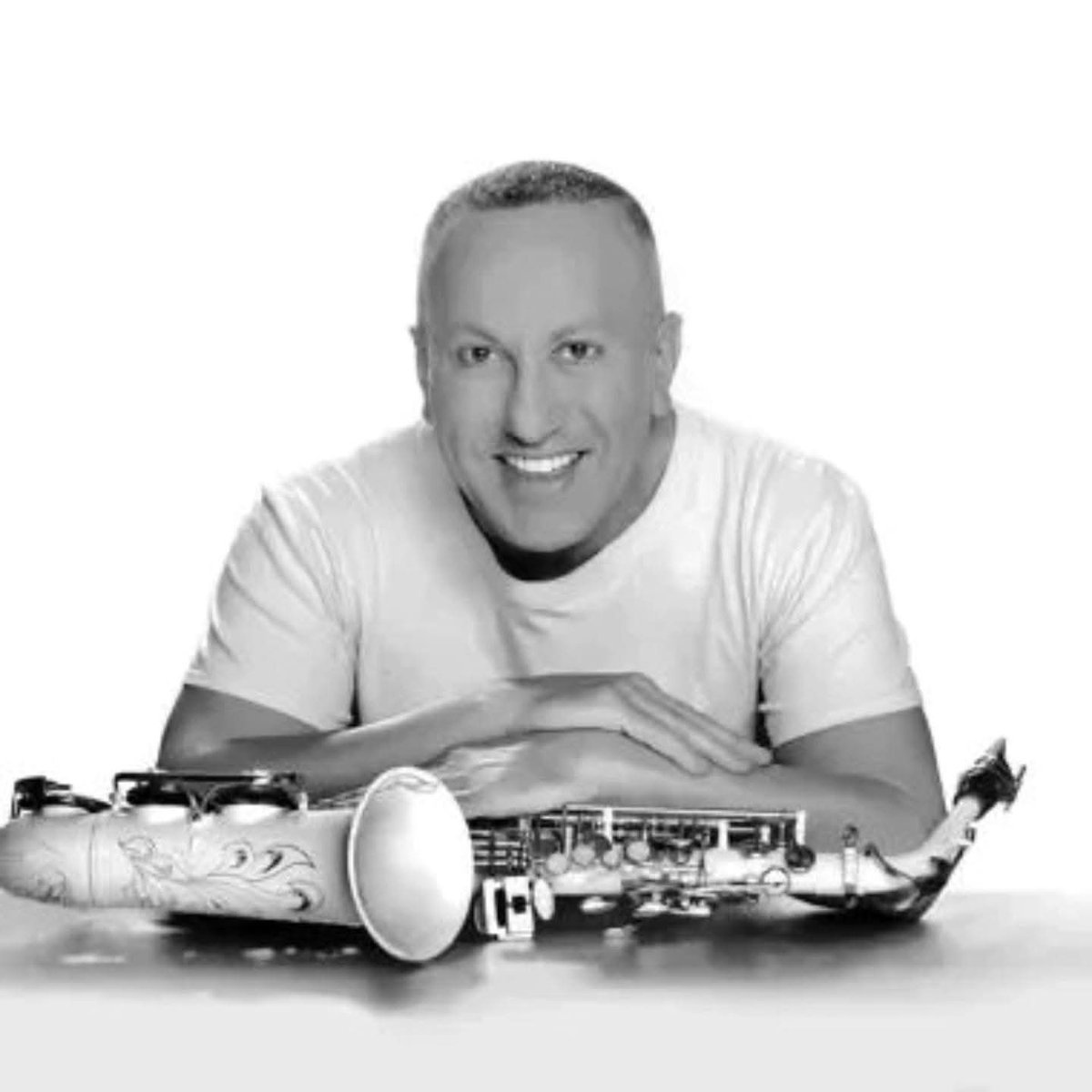 Bonne année à tout le monde ...Première date de l'année c'est demain samedi à Marrakech çal e fait non ? 
Avant d'attaquer la grande tournée des Alpes pour 45 dates des le lundi 5 janvier jusqu'au 6 mars ...
#tournée #clubbing #sax #djset
(photo Frederic Goudon)