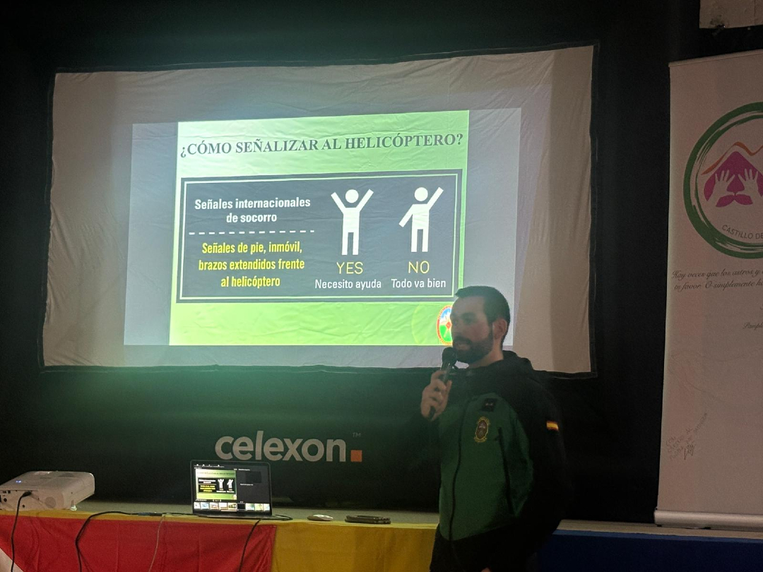 interiorgob's tweet image. 🚁 ¿Cómo señalizar a un helicóptero en caso de rescate?

🗣️ Estas son las señales internacionales de socorro:

✅ YES – Necesito ayuda
➡️ Ambos brazos levantados en forma de “Y”

❌ NO – No necesito ayuda
➡️ Brazo izquierdo levantado y derecho hacia abajo

👮‍♂️ #GREIM @guardiacivil