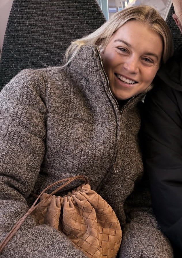 judeflows's tweet image. Her.